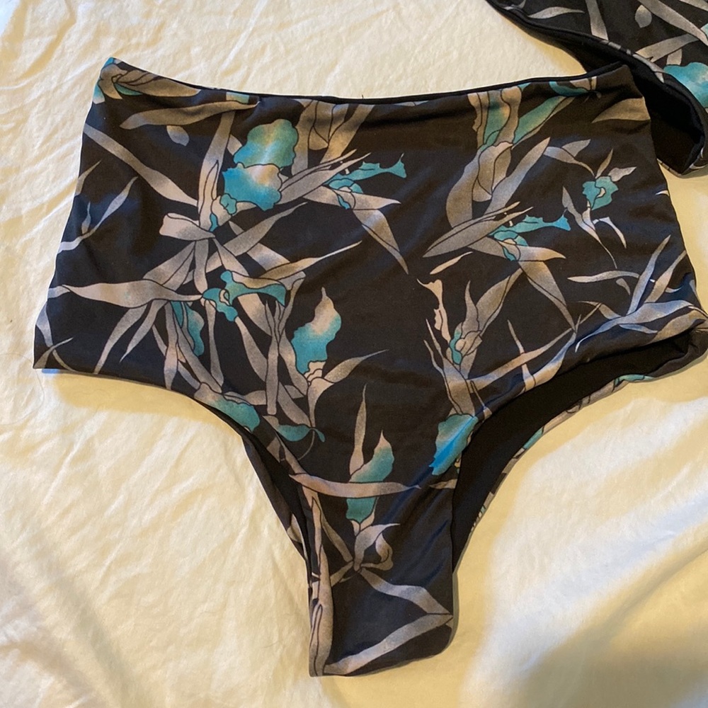 Bathing suit - Picture 2 of 5